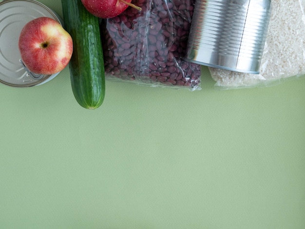 Productos alimenticios sobre fondo verde vista superior Cereales vegetales alimentos enlatados Lugar en línea para su texto