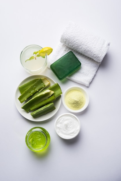 Productos de aloe vera como gel, jugo, crema hidratante, jabón, polvo