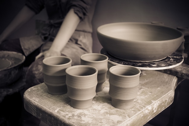 Productos de arcilla cerámica pararse en el primer plano de la estantería, macro