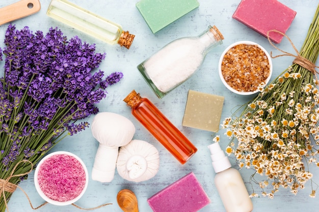 Productos de aseo y ramo de lavanda fresca sobre fondo de mesa de madera blanca