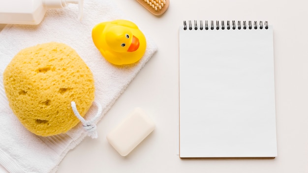 Productos de baño y libreta en blanco