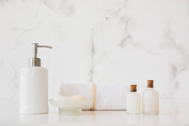 Foto productos de baño en mesa con espacio de copia