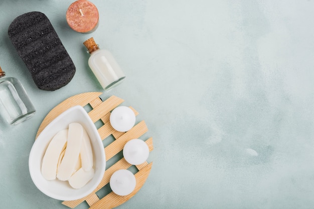 Foto productos de baño sobre fondo azul con espacio de copia