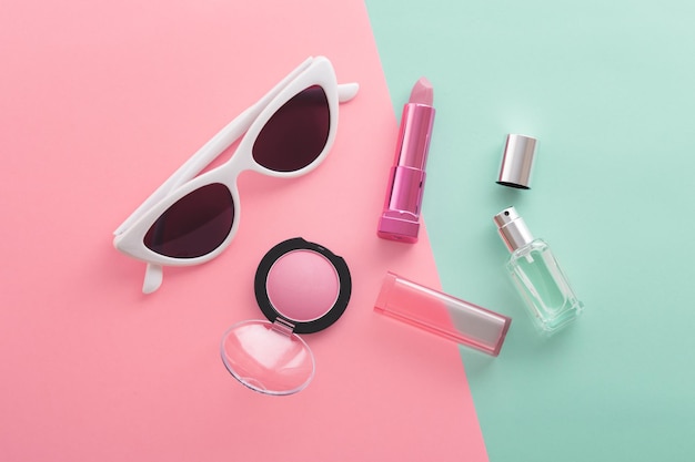 Productos de belleza cosmética y gafas de sol.