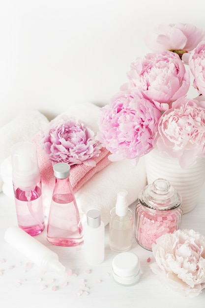 Productos de belleza con flores de peonía