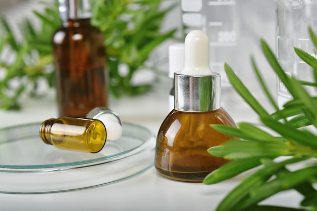 Productos de belleza naturales para el cuidado de la piel Investigación de extracción orgánica para suero concentrado y cristalería de laboratorio científico Contenedor de goteo de aceite de spa cosmético de etiqueta en blanco