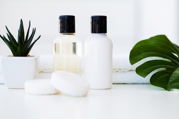 Foto productos de bienestar y cosméticos. spa bodegón con flores de rosas y aceites esenciales