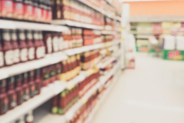 Productos de botellas de condimentos de salsa de ketchup en los estantes de los supermercados fondo borroso