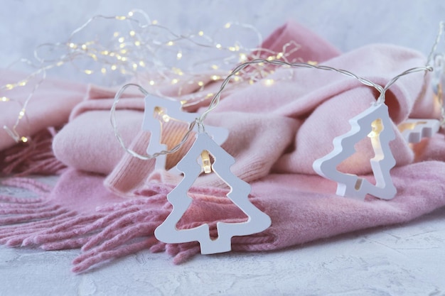 Los productos de cachemira rosa están decorados con linternas navideñas.