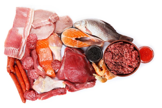Productos de carne fresca aislados en vista blanca de arriba