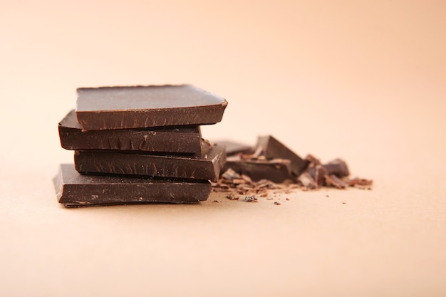 Productos de chocolate de diferentes tipos en un primer plano de fondo de color con un lugar para el texto