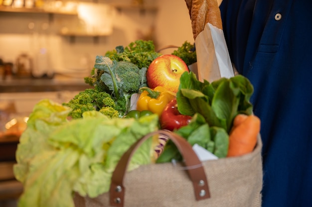 Productos comestibles en bolsa de papel, frutas y vetgetable, vagan, vegetariano, ecológico, comida sana en la mesa de madera, salvar la tierra, concepto de estilo de vida.