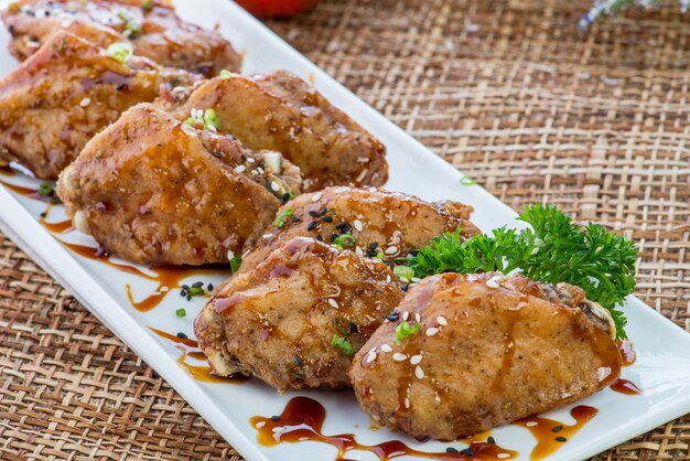 productos de comida rápida alitas de pollo fritas rebozadas