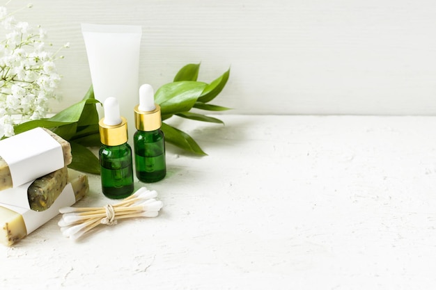 Productos de cosmética ecológica para el cuidado de la piel de rostro y cuerpo Tubos blancos con cremas naturales de jabón