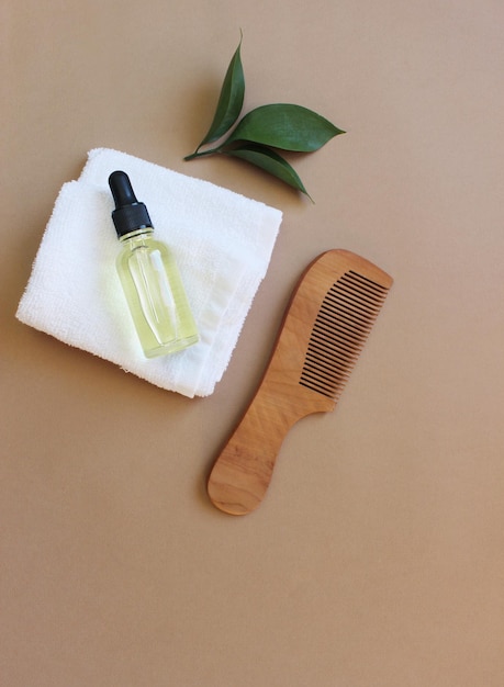 Productos de cosmética natural eco y ecológica para el cuidado del cabello y tratamiento facial. Cepillo de madera, aceite esencial.