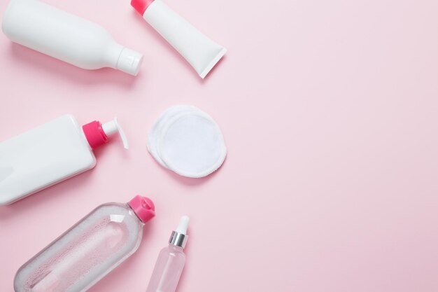 Productos cosméticos de belleza Botellas y tubos con maqueta de marca Concepto de belleza y cuidado de la piel