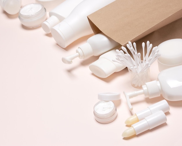 Productos cosméticos con bolsa de mercancía de papel kraft. Enfoque selectivo, espacio de copia