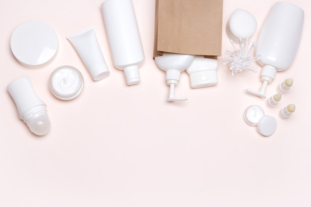 Productos cosméticos con bolsa de papel para mercancías Comprar cosméticos Compras de belleza