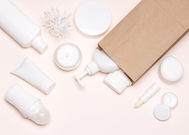 Foto productos cosméticos para el cuidado de la piel con bolsa de papel kraft