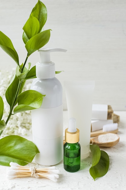 Productos cosméticos ecológicos Tubos blancos con cremas naturales jabón y botella con aceite esencial