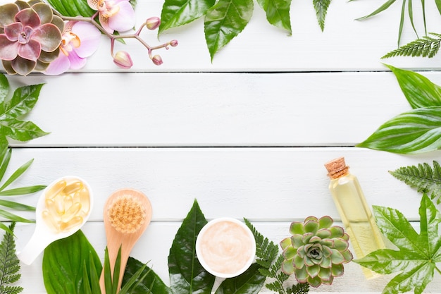 Foto productos cosméticos de spa y plantas verdes.