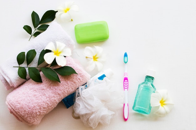 productos para el cuidado del baño cerca de las flores