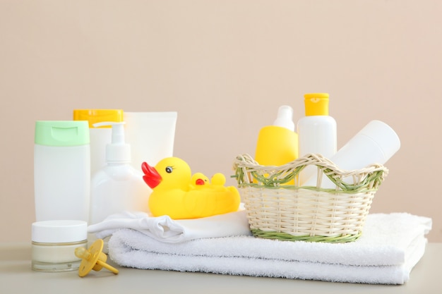 Productos para el cuidado del bebé en la mesa Productos para el cuidado diario del bebé para el cuidado de la piel