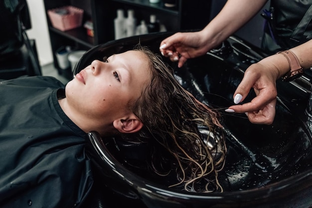 Productos para el cuidado del cabello en el salón de belleza lavar el cabello en el salón