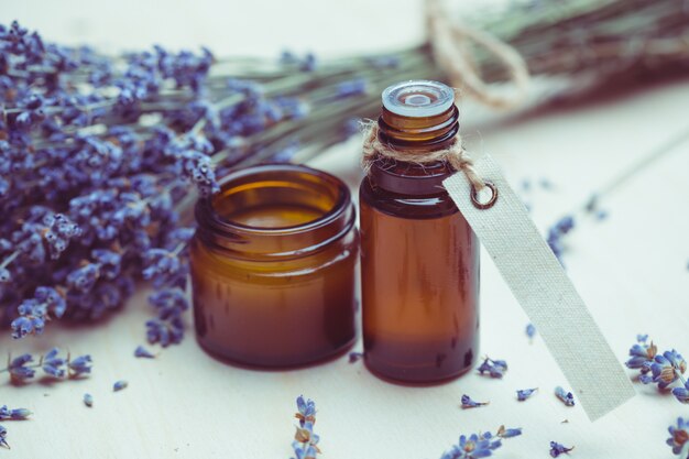 Productos para el cuidado del cuerpo de lavanda. aromaterapia, spa y concepto sanitario natural.