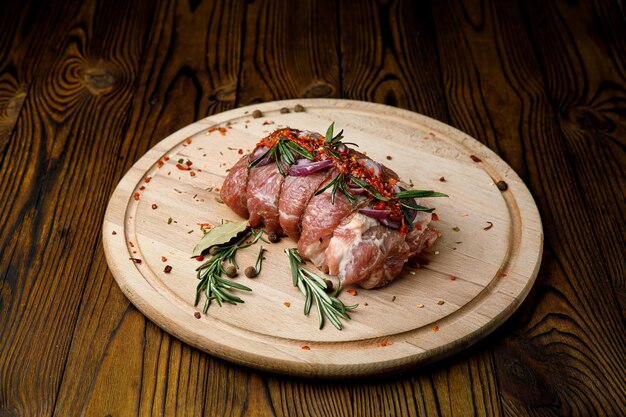 productos culinarios de carne en una tabla de madera