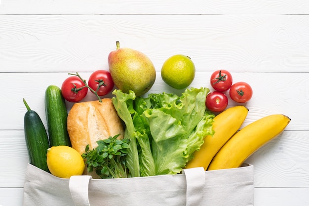 Productos ecológicos en una bolsa textil.