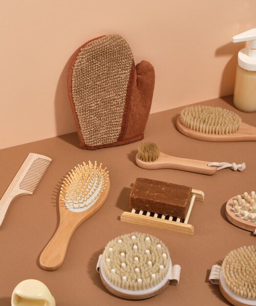 Productos ecológicos para el cuidado del cuerpo Diferentes pinceles de masaje ecológicos para duchas peine de madera jabón natural y guantes de masaje