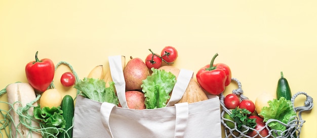 Productos ecológicos con frascos de vidrio y bolsas de red.