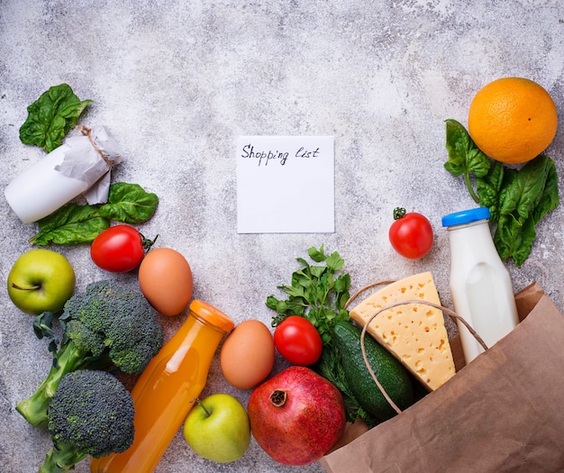 Productos ecológicos saludables con bolsa de papel.