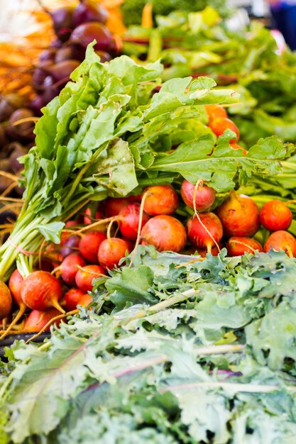 Productos frescos en el mercado de agricultores local.