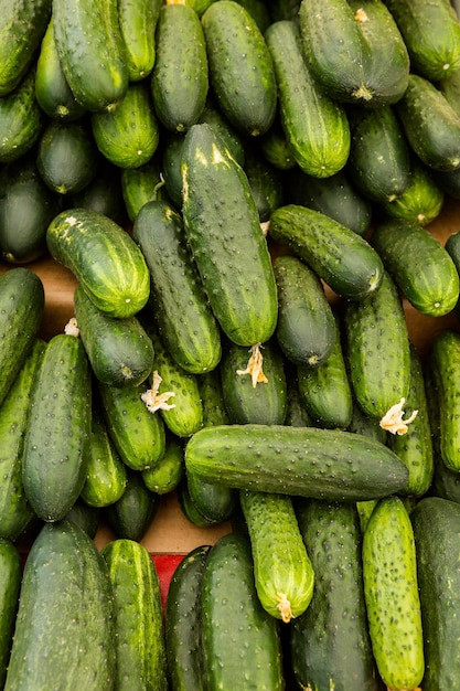 Productos frescos en el mercado de agricultores a principios de verano.