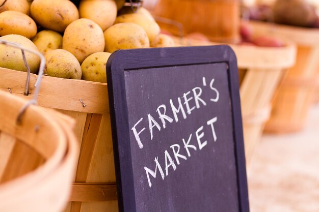 Foto productos frescos a la venta en el mercado local de agricultores.