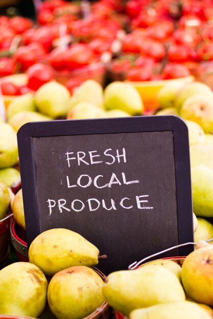 Productos frescos a la venta en el mercado local de agricultores.