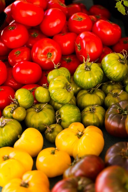 Productos frescos a la venta en el mercado local de agricultores.