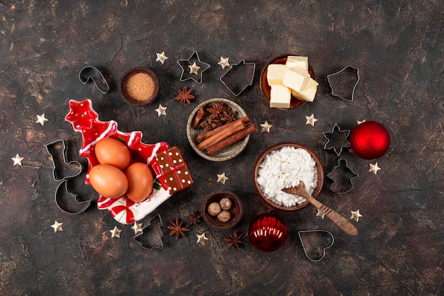 Productos para hacer galletas navideñas festivas ingredientes para galletas picantes sobre un fondo oscuro arriba