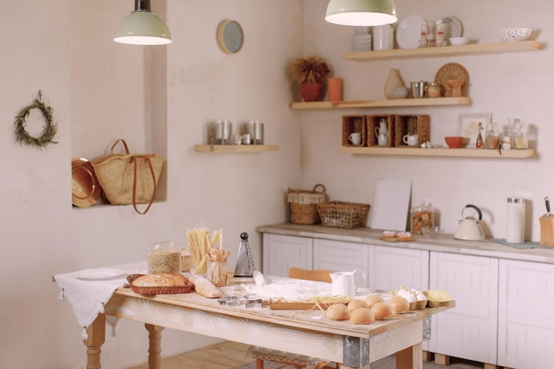 Productos de harina y pan en la mesa de la cocina