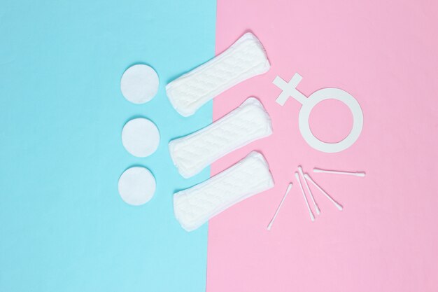 Foto productos para la higiene femenina, el autocuidado y la salud, símbolo de género femenino sobre fondo pastel