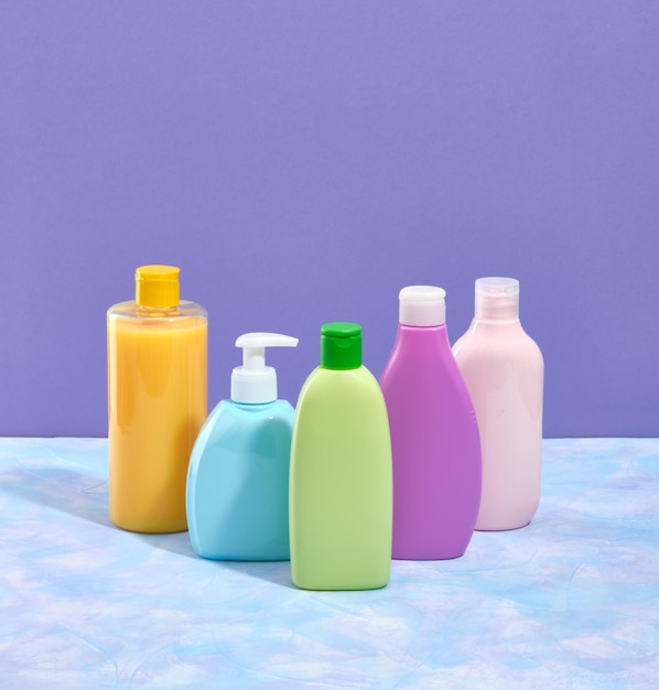 Foto productos de higiene personal botellas de colores de geles de ducha y champú jabón líquido copiar espacio para el texto