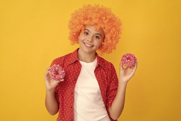 Productos horneados goloso infancia felicidad delicioso feliz buen niño espera donut