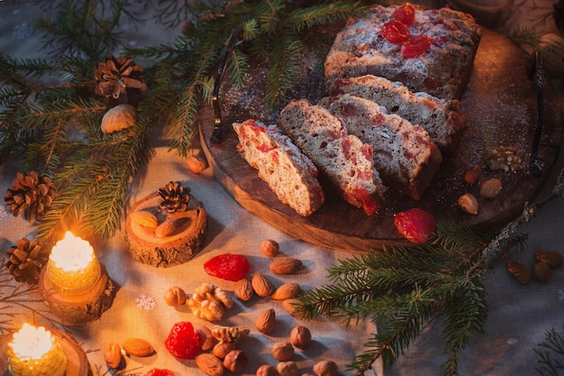 Foto productos horneados navideños con nueces, velas, ramas de abeto