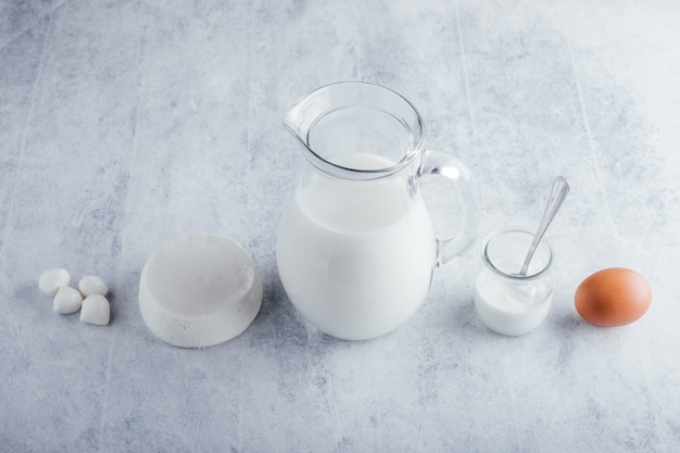Productos lácteos con alto porcentaje de proteínas sobre un fondo claro