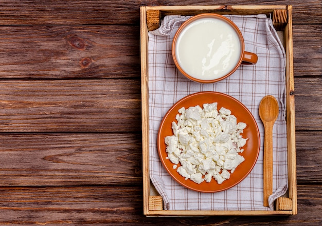 Foto productos lácteos fermentados caseros: kéfir, requesón en una bandeja