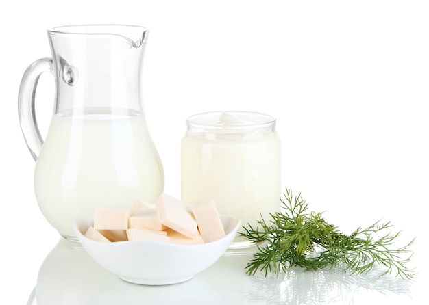 Productos lácteos frescos con verduras aisladas en blanco
