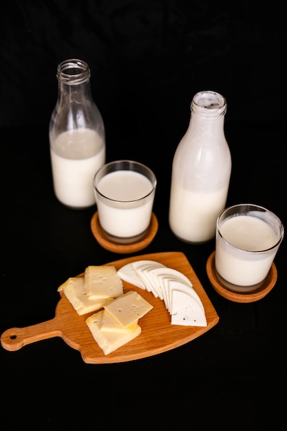 Productos lácteos frescos en un viejo tablero de cocina.