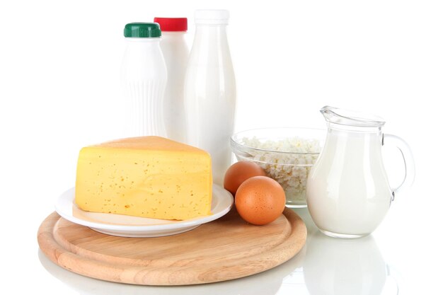 Productos lácteos y huevos en tabla de cortar aislado en blanco